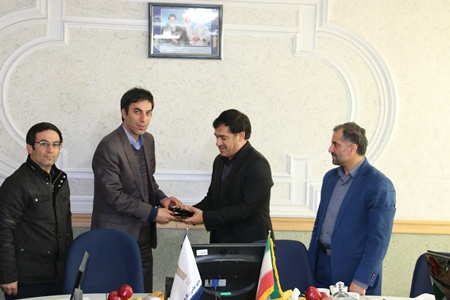 اهدای لوح نشان سلاطین صفوی توسط مدیرکل ورزش و جوانان استان به رییس دانشگاه جامع علمی کاربردی