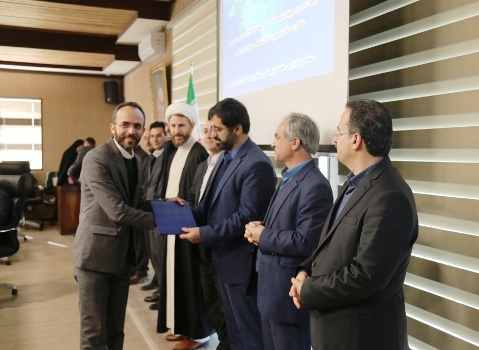 مسئول پژوهشی دانشگاه جامع علمی کاربردی بعنوان پژوهشگر برتر استان تجلیل شد